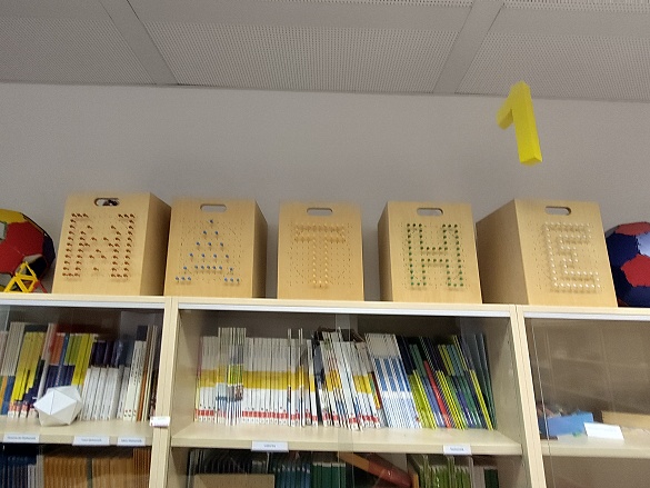 Bild von Kisten auf Regal, auf denen Mathe steht