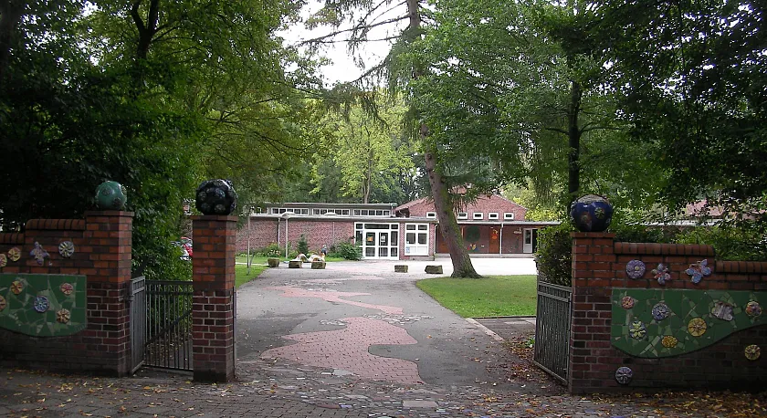 Hier sehen Sie den Eingang zu unserem Schulhof