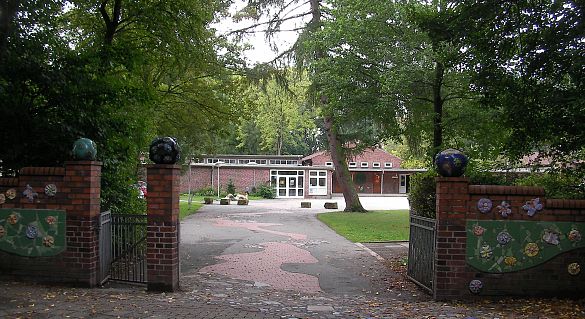 Hier sehen Sie den Eingang zu unserem Schulhof