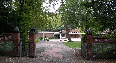 Hier sehen Sie den Eingang zu unserem Schulhof