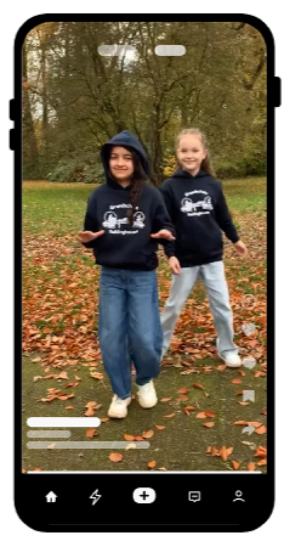 Rennende Mädchen im Schulpullover