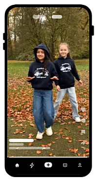 Rennende Mädchen im Schulpullover