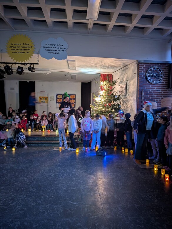 Klassen in der Markthalle beim Singen