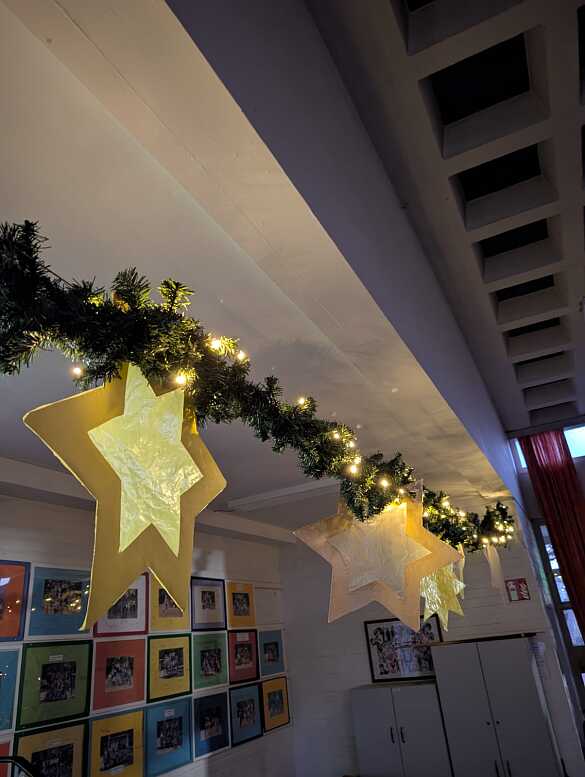 Lichterkette in der Markthalle