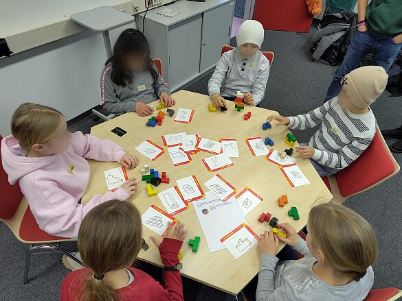 Kinder knobelnd am Gruppentisch 2