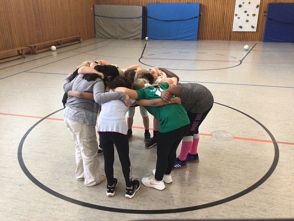 Kinder beim Besprechen in der Fußball AG