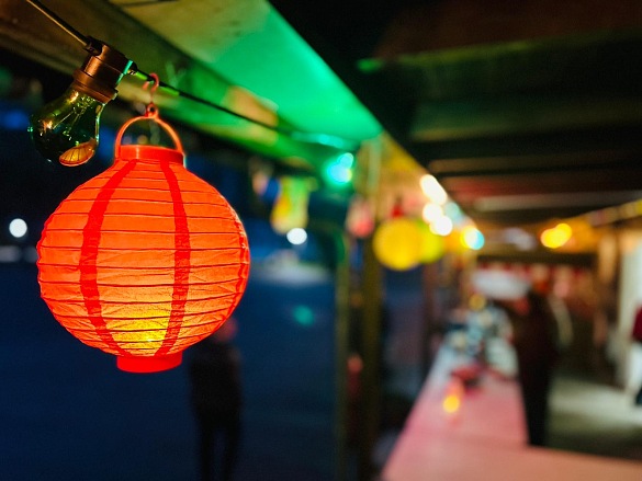 Eine Laterne, hängt an einem Pfosten auf dem Schulhof