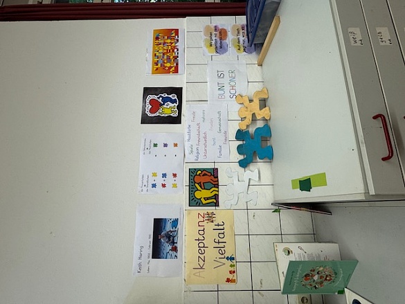 Wand mit Postern und Inspirationen zu Toleranz als Vorbereitung auf das Kunstprojekt