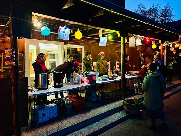 Ausgabe Punsch beim Laternenfest