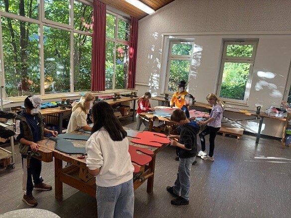 Kinder malen Figuren nach Keith Haring