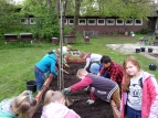 2b bereitet das Hochbeet vor
