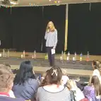 Rede der Schulleiterin auf der Bühne