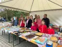 Mehrere Familien hinter Kuchenbuffett beim Venuslauf